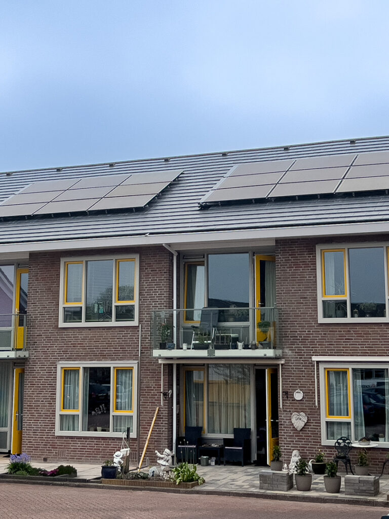 Woningcorporatie renoveert zorgvastgoed woningen met 44 PVT-warmtepompen vooraanzicht woningen 4 Woningcorporatie-renoveert-zorgvastgoed-woningen-met-44-PVT-warmtepompen- vooraanzicht-woningen