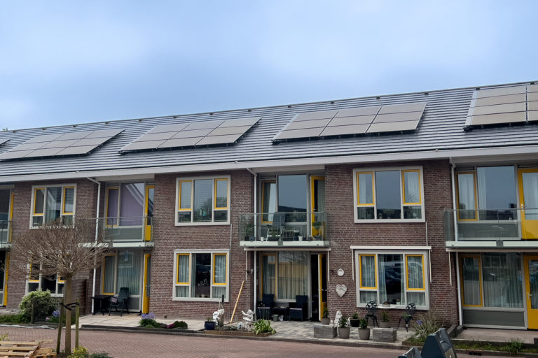 Woningcorporatie-renoveert-zorgvastgoed-woningen-met-44-PVT-warmtepompen- vooraanzicht-woningen