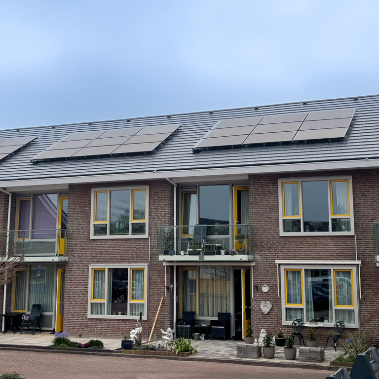 Woningcorporatie-renoveert-zorgvastgoed-woningen-met-44-PVT-warmtepompen- vooraanzicht-woningen