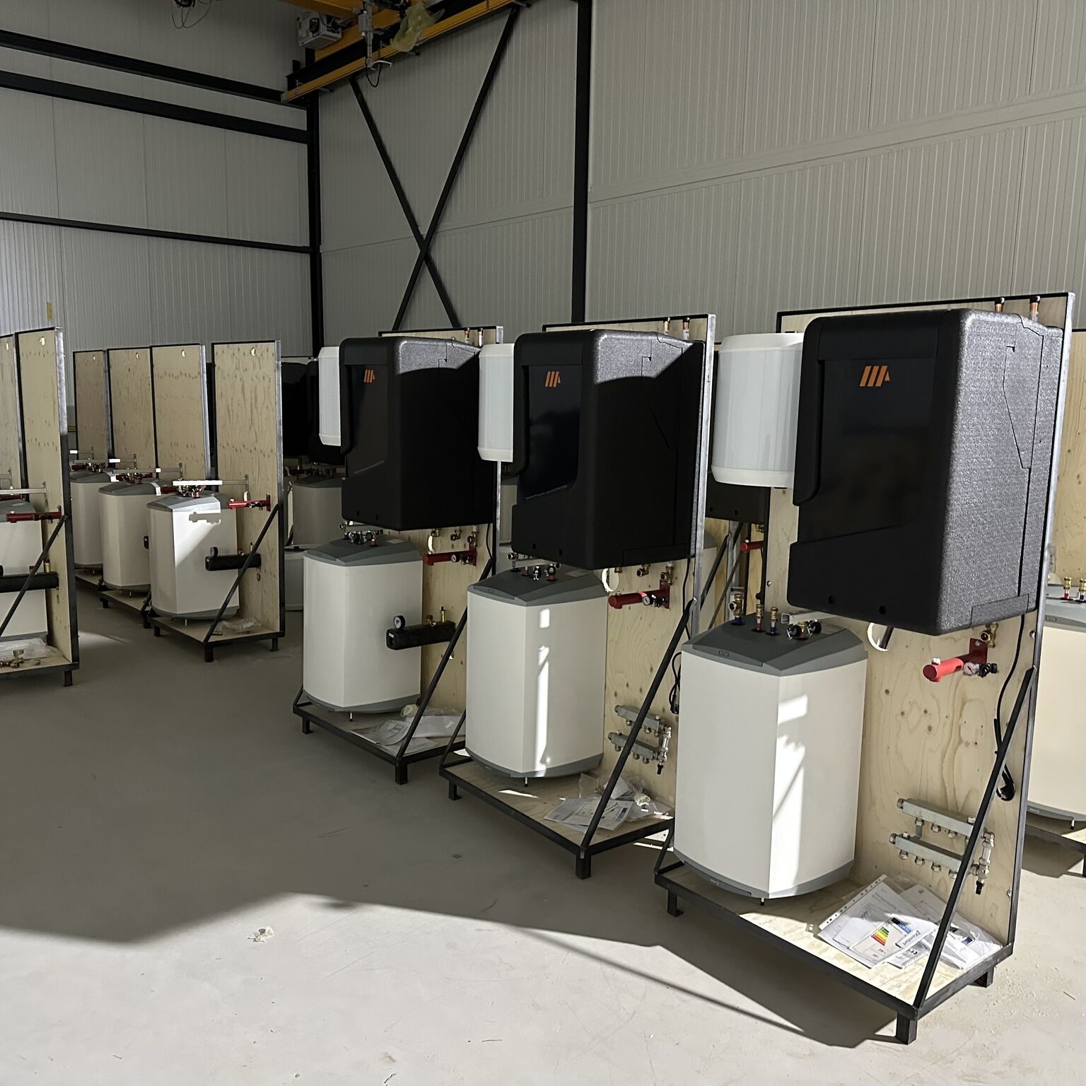 Woningcorporatie-renoveert-zorgvastgoed-woningen-met-44-PVT-warmtepompen-skids