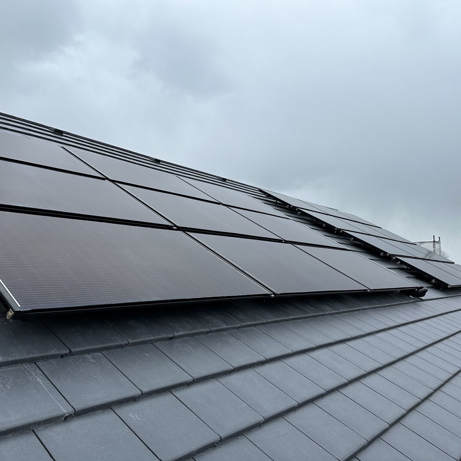 Woningcorporatie-renoveert-zorgvastgoed-woningen-met-44-PVT-warmtepompen-dak