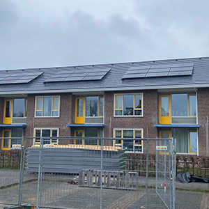 Woningcorporatie-renoveert-zorgvastgoed-woningen-met-44-PVT-warmtepompen- vooraanzicht-woningen