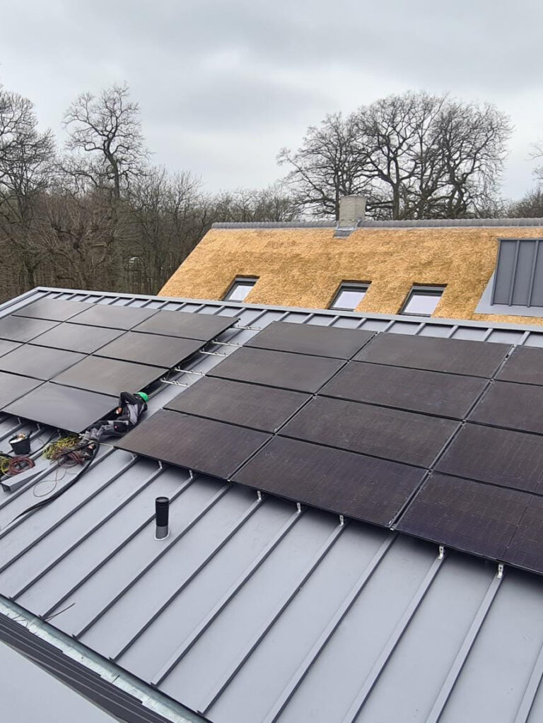 Zorgvastgoed Arhnem Woon bij September Triple Solar PVT panelen dak installatie PVT-panelen-bron-warmtepomp-zorgvastgoed-appartementen-Arhnem-Triple-Solar-Loohuis-installatie-woon-bij-september-04