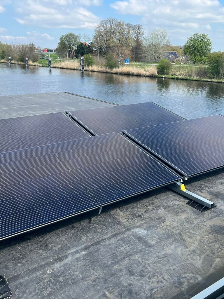 Triple-Solar-PVT-warmtepomp-vervangt-CV-Ketel-installatie-woonboot-Alkmaar-Karel-Verver-02 Triple-Solar-PVT-warmtepomp-vervangt-CV-Ketel-installatie-woonboot-Alkmaar-Karel-Verver-02